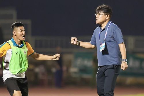 Thắng SLNA siêu kịch tính, HLV Hà Nội hết đứng lại... nằm