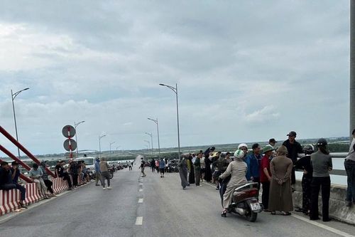 Tìm kiếm người đàn ông nghi nhảy cầu Cửa Hội