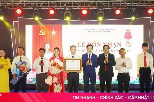 Trường THPT Cẩm Bình đón nhận Huân chương Lao động hạng Nhất