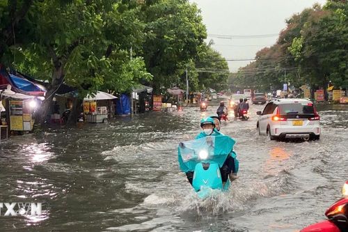Thành phố Hồ Chí Minh: Mưa tầm tã từ sáng sớm, khiến giao thông hỗn loạn