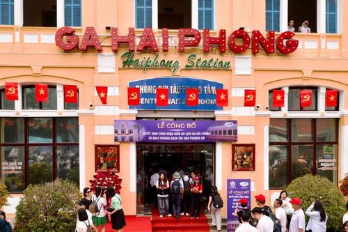 Ga Hải Phòng rực rỡ trong ngày trở thành Điểm du lịch với đoàn tàu hạng sang