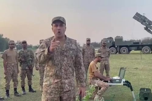 Lính Pakistan đồng thanh hô 'thần chú' trước khi bắn pháo phản lực tầm xa vào Ấn Độ