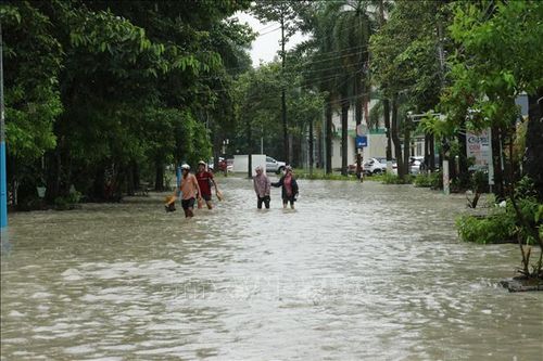 Mưa dông lớn trút xuống Bình Dương, nhiều công trình bị hư hỏng