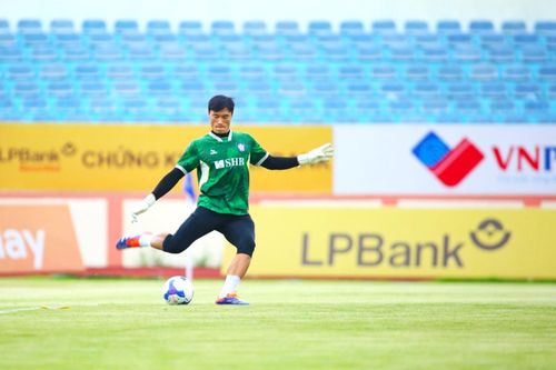 Thủ môn Bùi Tiến Dũng ghi bàn thắng quý như vàng, mở ra cơ hội trụ hạng cho Đà Nẵng