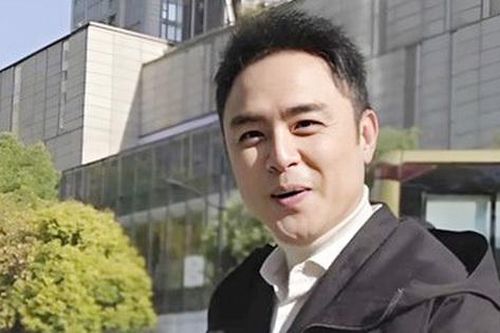 Ngôi sao nổi tiếng một thời giản dị với hình ảnh đạp xe chở con đi học