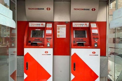 Techcombank cảnh báo thủ đoạn dán băng dính che camera tại cây ATM để làm thẻ giả, rút tiền của khách hàng