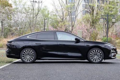 Xe sedan dài hơn 5 mét, công suất 375 mã lực, 'uống xăng như ngửi', giá gần 500 triệu đồng