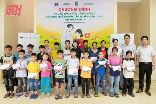 Báo Dân trí phối hợp cùng nhà tài trợ trao quà, cấp phát thuốc miễn phí cho người dân huyện Cẩm Thủy