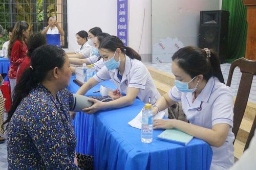 400 hộ nghèo, gia đình chính sách huyện Châu Phú được khám bệnh miễn phí