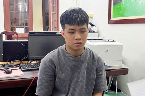 Đối tượng bị truy nã ra đầu thú