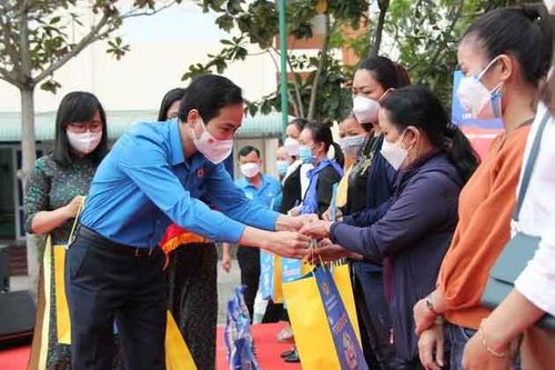 Tặng quà cho đoàn viên, công nhân lao động khó khăn