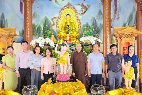 Lãnh đạo Pleiku và Chư Păh thăm, chúc mừng cơ sở Phật giáo nhân đại lễ Phật đản