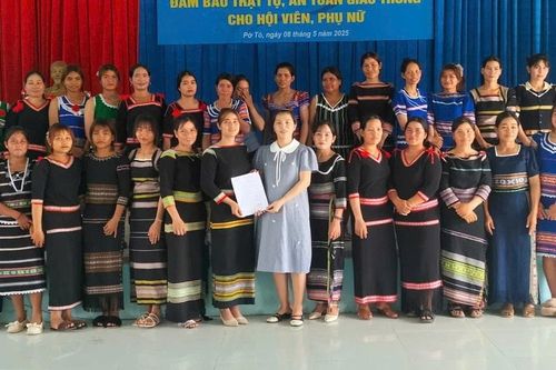 Ia Pa: Truyền thông pháp luật về an toàn giao thông và ra mắt Câu lạc bộ phụ nữ nòng cốt