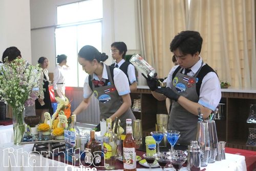 Trường Cao đẳng Du lịch Nha Trang tổ chức Ngày hội tư vấn tuyển sinh và Cuộc thi pha chế cocktail sáng tạo