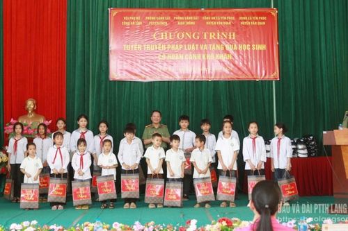 Công an tỉnh tuyên truyền pháp luật và tặng quà học sinh có hoàn cảnh khó khăn tại xã Yên Phúc, huyện Văn Quan