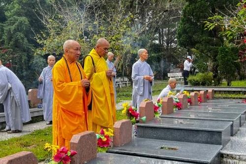 Ban Trị sự Giáo hội Phật Giáo Việt Nam tỉnh viếng nghĩa trang liệt sĩ nhân Đại lễ Phật đản 2025
