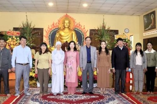 Lãnh đạo huyện Lạc Dương thăm, chúc mừng Đại lễ Phật đản năm 2025