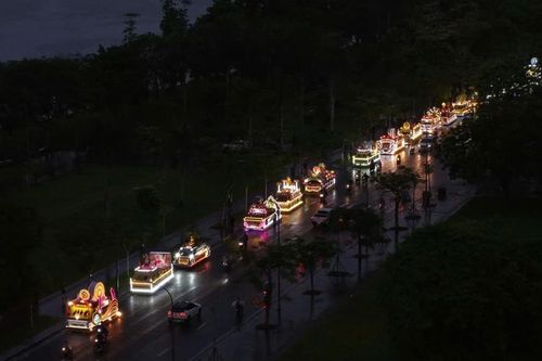 Huế: 32 chiếc xe hoa diễu hành đón mừng Phật đản Phật lịch 2569