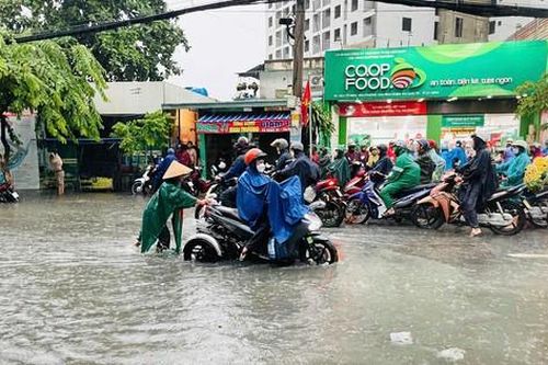 Mưa lớn từ sáng sớm, TP.HCM ngập nặng nhiều nơi: Xe chết máy, rác trôi đầy đường