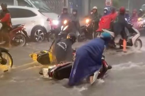 Mưa như trút, nhiều tuyến đường ngập sâu, ùn tắc, người đi xe máy ngã nhoài