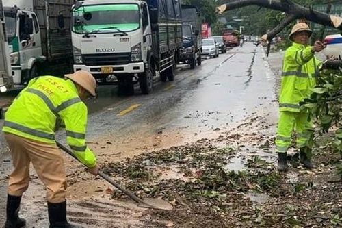 Tuyên Quang: CSGT dọn cây đổ, đất đá giúp người dân an toàn qua đoạn ngập úng trên QL2
