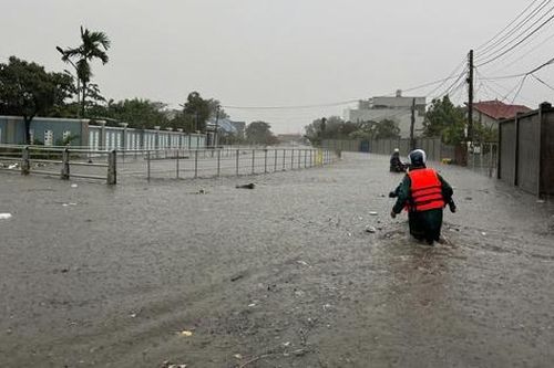 Mưa lớn kéo dài, nhiều tuyến đường Bình Dương ngập sâu, nước tràn vào nhà dân