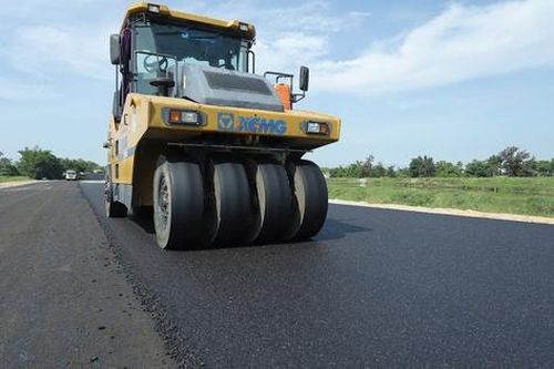 Đội nắng thi công đường vành đai phía Đông TP Hà Tĩnh