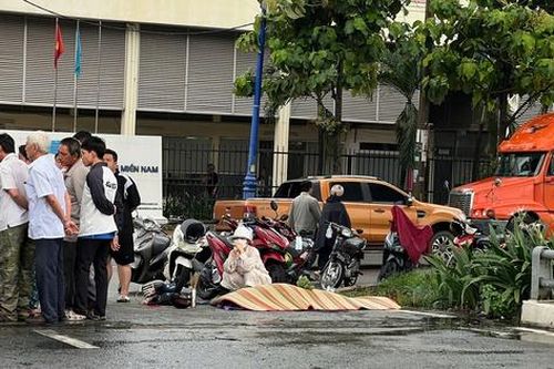 Xe container cán chết người đi xe máy, tài xế vẫn thản nhiên đi giao nhận hàng