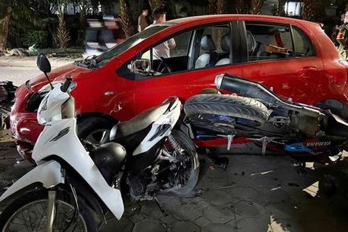 Hà Nội: Danh tính tài xế ô tô con đâm liên hoàn 6 xe máy làm 2 người bị thương