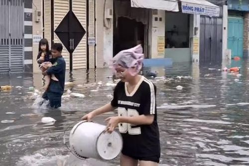 Cuộc sống đảo lộn sau cơn mưa lớn tại TP Hồ Chí Minh