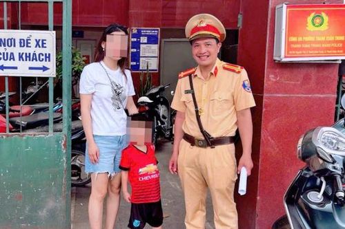 CSGT tìm người thân cho bé trai đi lạc