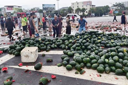 Giải cứu hàng tấn dưa hấu giúp tài xế xe tải gặp nạn
