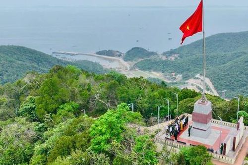 Hơn 2.000 người tham gia Lễ thượng cờ Tổ quốc trên đảo Cô Tô