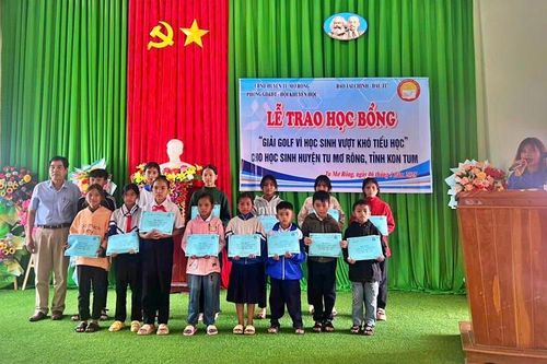 Trao học bổng giải Golf vì học sinh vượt khó hiếu học tại Đắk Glei và Tu Mơ Rông, Kon Tum
