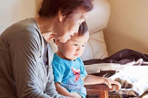 Mẹ chồng nhắc nhở chuyện dùng điều hòa, con dâu đáp lại một câu liền khiến bà rối rít cảm ơn