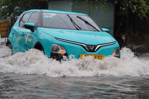 Nhiều tuyến đường TP.HCM ngập gần lút bánh xe trong mưa lớn