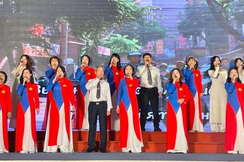 'Bài ca hy vọng', 'Nối vòng tay lớn' hát bằng tiếng Nga trong đêm nhạc tri ân