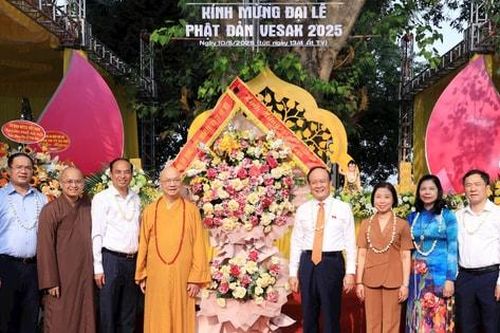 Chủ tịch HĐND thành phố Hà Nội Nguyễn Ngọc Tuấn chúc mừng Hội đồng Chứng minh Giáo hội Phật giáo Việt Nam