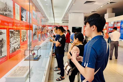 Các địa chỉ đỏ Hà Nội hút khách tham quan