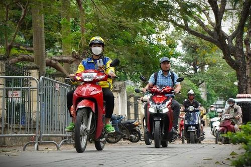 Xe máy leo vỉa hè: Trường hợp nào không mất cả tháng lương?