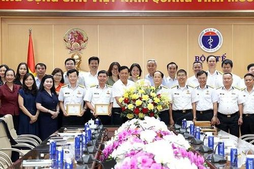 Bộ Y tế tặng Kỷ niệm chương Vì sức khỏe nhân dân cho 12 cán bộ, sĩ quan thuộc Quân chủng Hải quân
