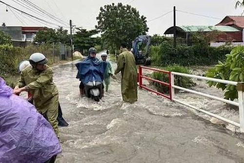 Vì sao TP.HCM hứng mưa lớn đột ngột gây ngập diện rộng?