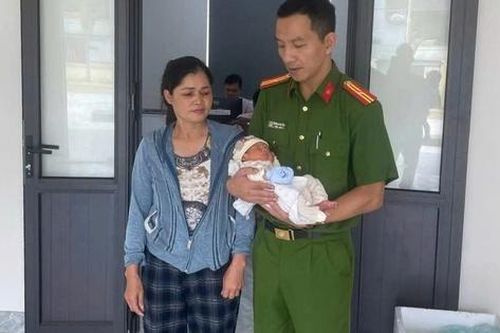 Tuần tra địa bàn, Thiếu tá công an xã phát hiện bé trai sơ sinh bị bỏ rơi