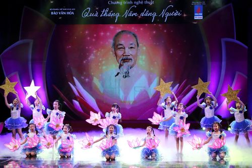 Chương trình nghệ thuật 'Quà tháng 5 dâng Người'