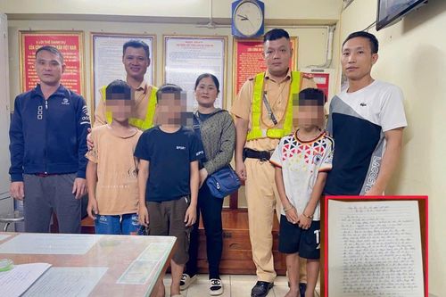 Đạp xe hơn 30km đi chơi, 3 cháu nhỏ được CSGT hỗ trợ tìm người thân