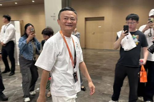 Jack Ma gây chú ý khi tái xuất