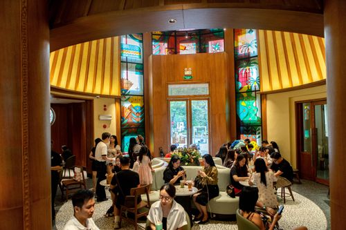 Chen chân tại Starbucks 'đất vàng' Bưu điện Hà Nội