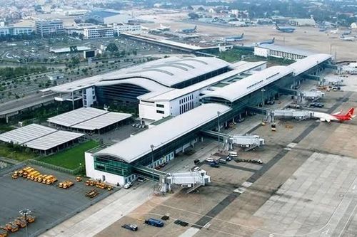 Yêu cầu khẩn trương xử lý nước từ mái kính chảy xuống sàn sân bay