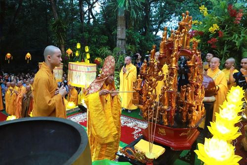 Hàng nghìn người tham gia lễ rước Phật tại Huế