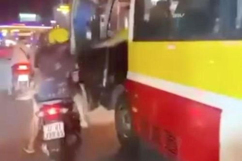 Phạt tài xế xe buýt mở cửa bất cẩn, đe dọa người đi đường